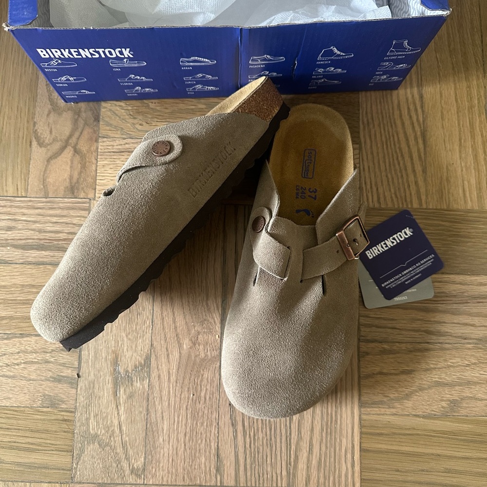 NEVER WORN Birkenstock Taupe Suede Boston Clogs with Buckle
